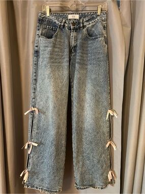 🎀 Light Wash Wide-Leg Jeans with Side Bow Details